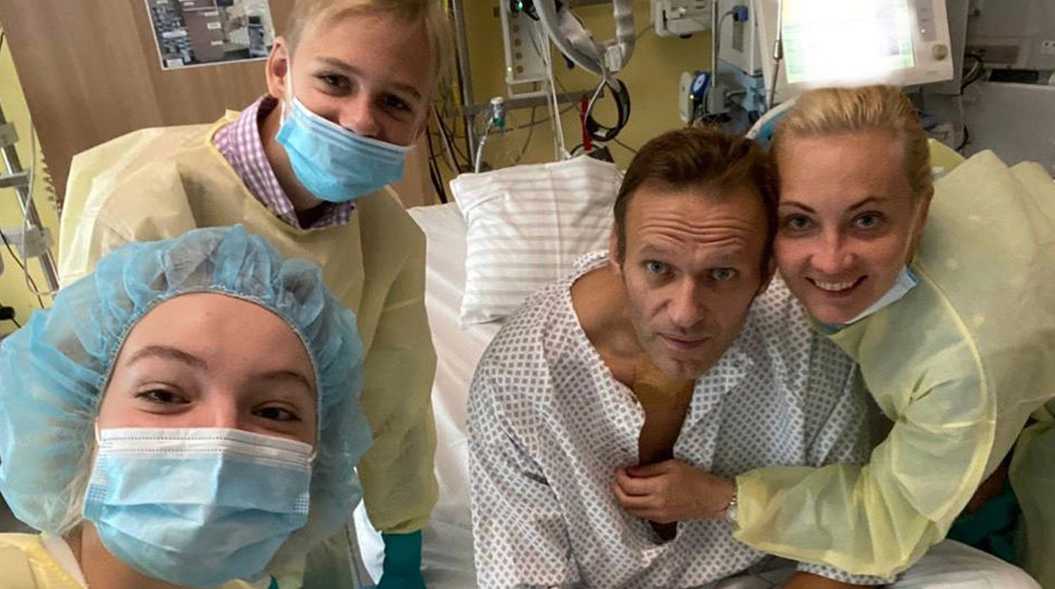 Навальный на фото в больнице выглядит как «голливудская звезда». Его травили, или омолаживали?